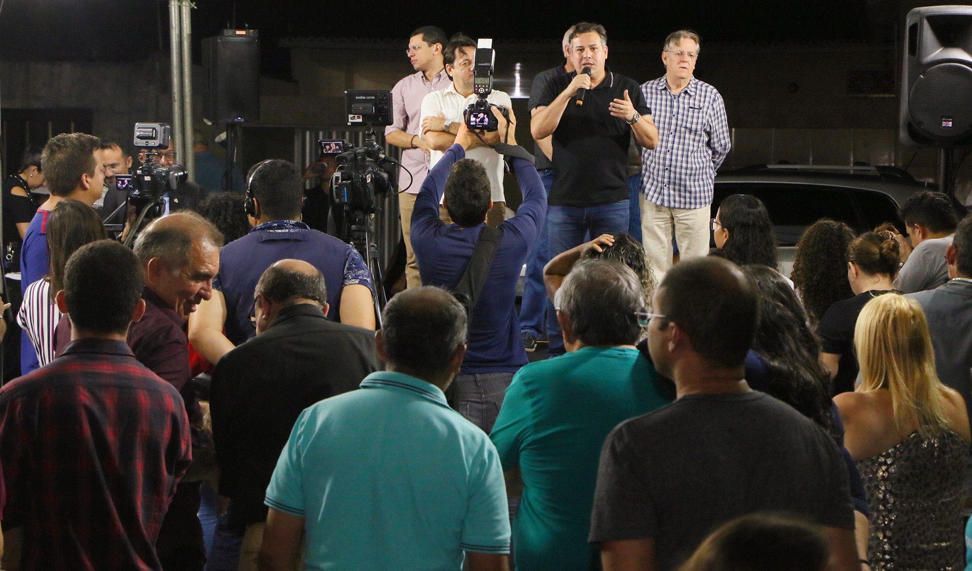 secretario falado em cima de palco para pessoas em frete